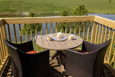 Image de 4 Bed, 2. 5 Bath, 3 King Beds on a Private Lake with Dock! Family Friendly