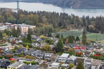 Image de Six bedroom West Van Ambleside Beach House