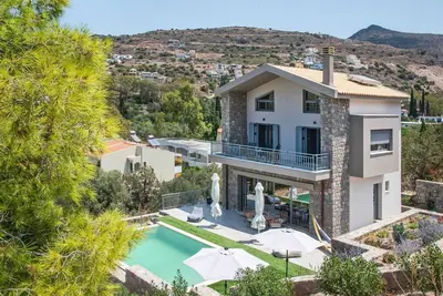 Image de A fabulous brand new villa literally a splash away from the sea.