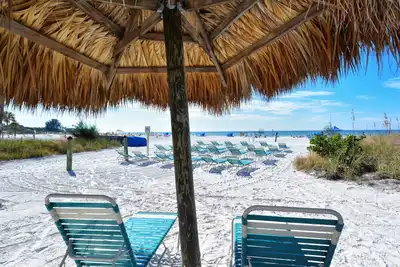 Image de Condo on the beach! Footsteps to water. Spacious unit with a view. \n