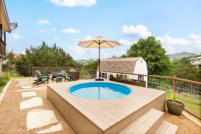 Image de Family home w/ lake access, heated stock tank pool, kayaks, kid + dog-friendly
