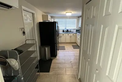 Image de Cozy and Modern home 10 minutes from the beach!