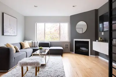 Image de Stylish Urban Loft w/Floating Stairs and Fireplace