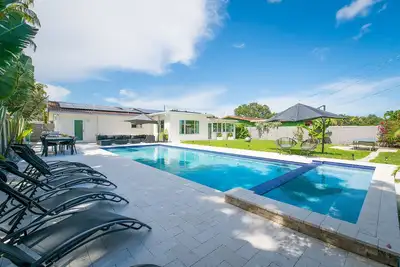 Image de Fab Solar House with Heated Pool and Spa