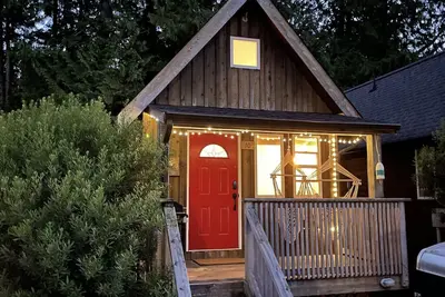 Image de A wave from it all! Enjoy our newly renovated cabin to relax and unwind.