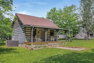 Image de Charming 2 Bedroom Cabin in Nature with Antique Furnishings, Fire Pit, and More!