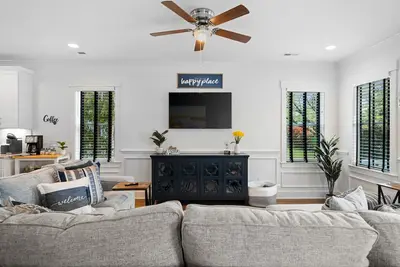 Image de Awarded! - Walk to city center-Live Oak Pavillion