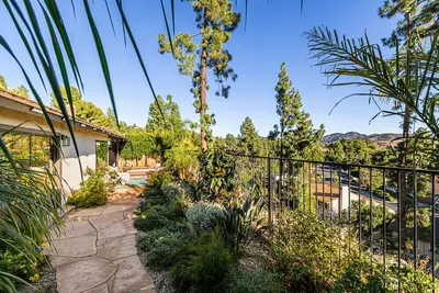 Image de Stunning hot tub Mountain views, just 30 minutes to Malibu beaches!