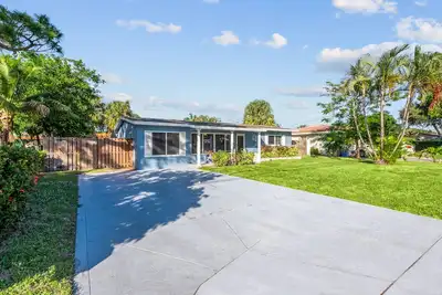 Image de Pool*grill*fenced yard*pets ok*3 bedroom*2 bath*6 minutes to beach*private home