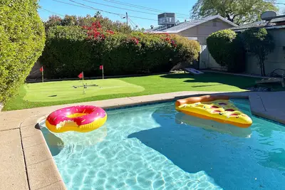 Image de 5 min to Old Town, Heated Pool for fee, Master Suite, Shuffleboard and Golf