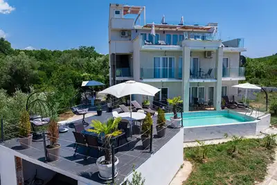 Villa Hacienda w\/ Pool and View Over the Horizon