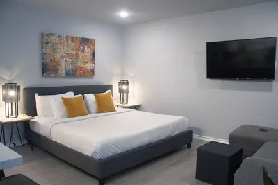 Image de Your Montrose Studios! Sleeps 40/20br/20ba/20pa