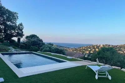 Image de Villa climatisée, piscine privée, chauffée vue mer sur la baie de Cavalaire