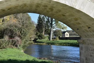 Image de joli hébergement de caractère en bord de rivière