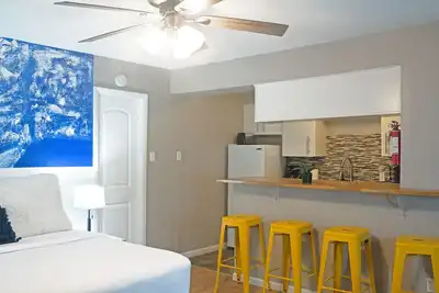 Image de Your Montrose Studios! Sleeps 38/19br/19ba/19pa