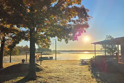 Image de Cute Twin Lakes house w\/ huge deck, beach, ramp&dock, sleeps10- only 30 min to Okc