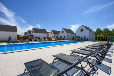 Image de Maison de vacances de luxe à Rogowo avec piscine