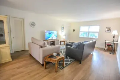 Image de Large & Comfy Beach Apartment with Screened Patio