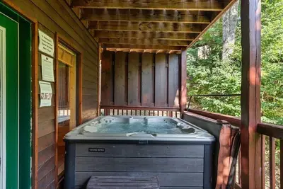 Image de Black Bear Retreat -Location-ideal  for winter travel. Game room&hot tub!
