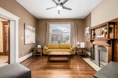 Image de Stately Executive Home with Modern Amenities