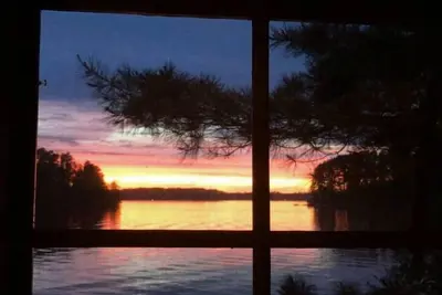 Image de Sipping Deer Cabin, sandy beach, lake view, kayaks