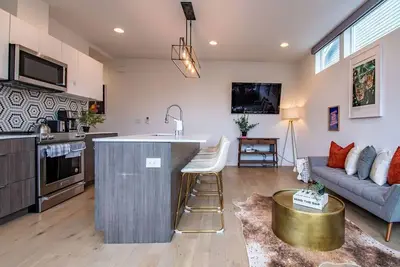 Image de Modern 3 Bedroom Townhouse w/ Private Rooftop