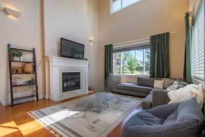 Image de Short Drive to Stadiums - Large 4 Bedroom House