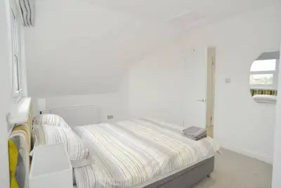 Image de Loft Apartment with Parking, walk to shops & bars