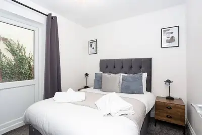 Image de Modern 3-bed flat w/ garden, near beach, sleeps 6!