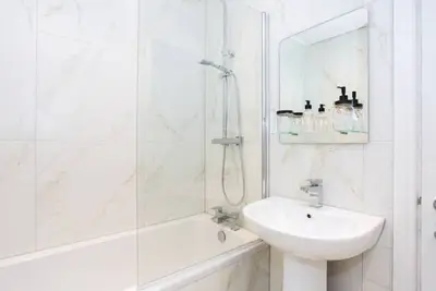 Image de Trendy 3 Bed Flat w/ Garden, 2 Min Walk to Beach