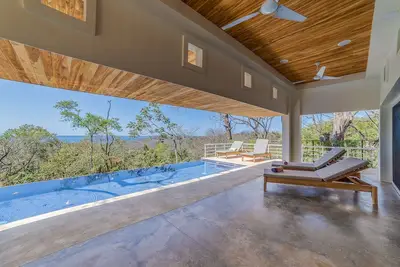 Image de Luxe Home w\/pool & amazing view