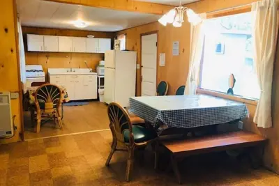 Image de Fish Tail Cabin, lake, sandy beach, kayaks, canoe