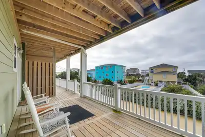 Image de Emerald Isle Getaway w/ Decks & Beach Views!