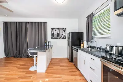 Image de Great cottage in Design District - Renovated - King bed - Sofa bed - Hot tub!