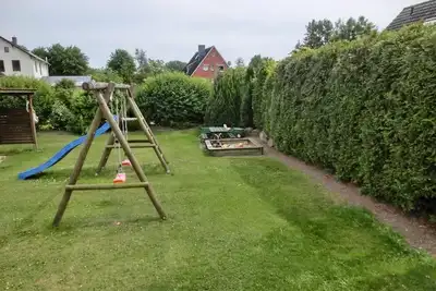 Image de Idyllisches Kleines Blockhaus in Großer Gepflegter Gartenlage