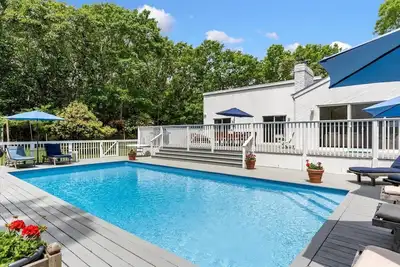 Image de Enjoy summer in this very comfortable, stylish contemporary home!