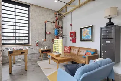 Image de Eclectic Downtown Vibes + Fire Pit & Game Room