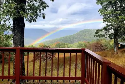 Image de Eagle’s Nest Cabin- Cozy Cabin with Stunning Sunsets and Mountain Views!