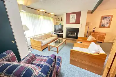 Image de Cozy 2-bedroom Condo - Close to town!