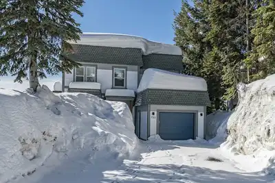 Image de Beautiful Large Family Chalet with Hot Tub, Laundry, gear storage, pet-friendly!