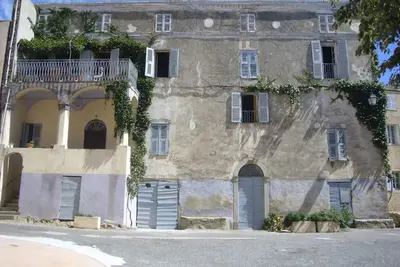 Image de coin de paradis corse dans un village typique