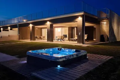 Image de Villa Ada & Rico, 500 meters from the village lake view pool and hydromasage