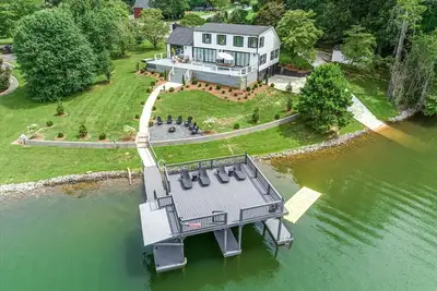 Image de Deluxe 5br Lakefront Home - 2 Docks & Boat Ramp