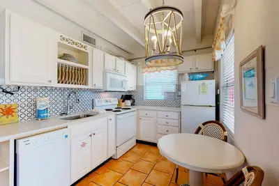 Image de Eclectic dog-friendly duplex with full kitchen, central Ac, patio, & W\/D