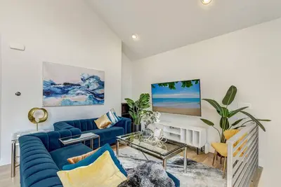 Image de DenverStays: Farmhouse-Chic Home 15 Min to Downtown, Garage w/Ev Charger