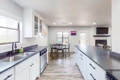 Image de Sunny dog-friendly home in secluded neighborhood with patio, backyard