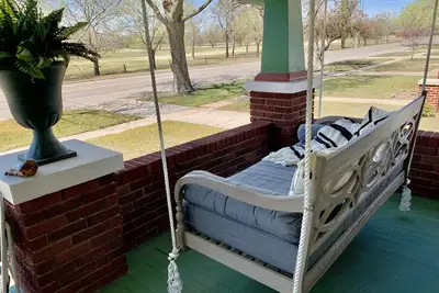 Image de Esmeralda on the Green, golf course views from darling porch with daybed swing!