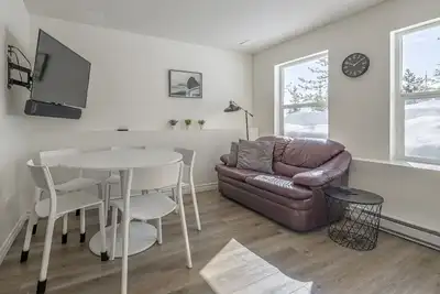 Image de Bright 1 Bedroom Plus Private Den - modern suite with Bbq, pet friendly!