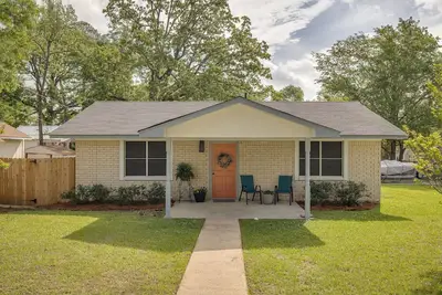 Image de Centrally located. Charming brick home. Quiet neighborhood.