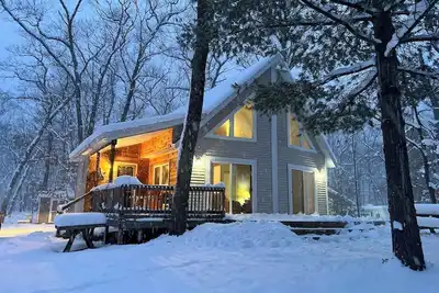 Image de A-Frame Cabin, Lake Access with Game Room